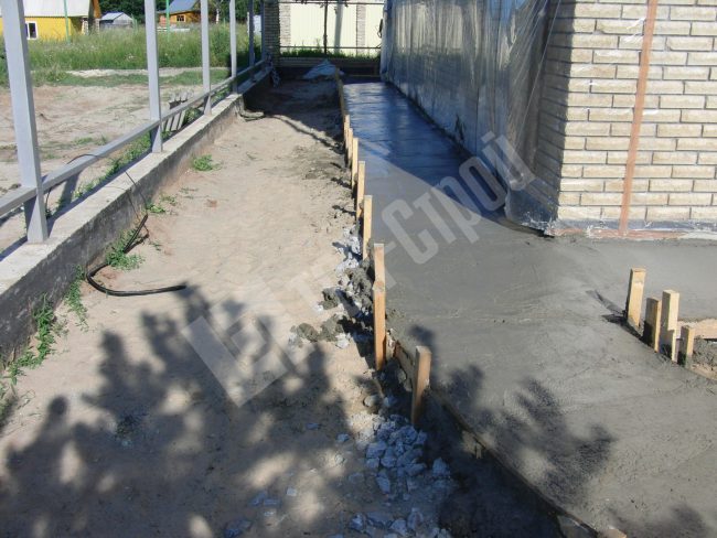 Залитая бетоном отмостка. Компания «ТСН-Строй»
