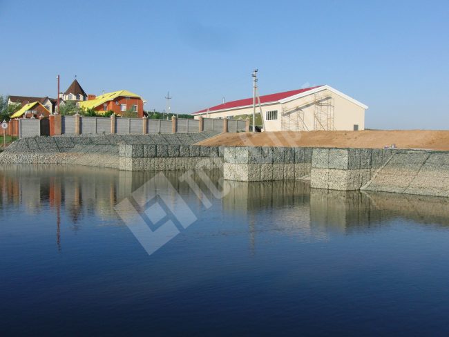 Укреплённый берег из габионов и матрацев Рено. Компания «ТСН-Строй»