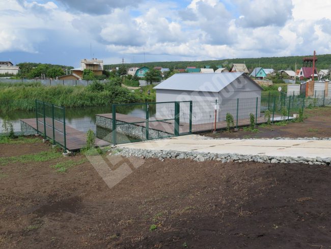 Смонтированный забор и ворота. Компания «ТСН-Строй»